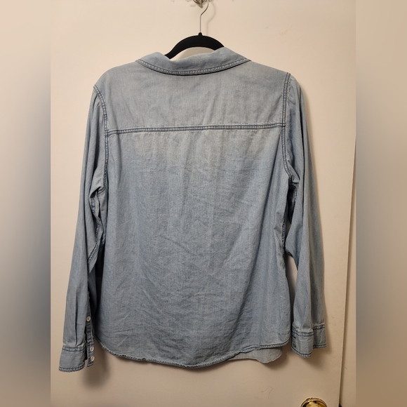 Torrid size 0 Taylor Medium Wash Denim Button-Down Shirt - Picture 3 of 4